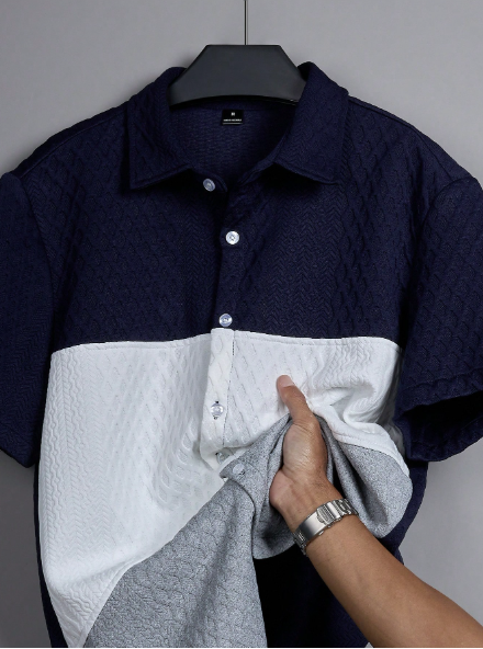 Camisa Manfinity CasualCool para homem com patchwork em cores contrastantes, fecho frontal com botões e manga curta. Estilo bloco de cores.