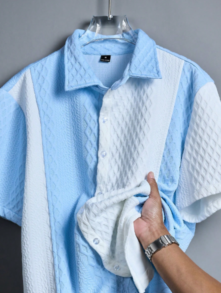 Camisa Manfinity CasualCool para homem com patchwork em cores contrastantes, fecho frontal com botões e manga curta. Estilo bloco de cores.