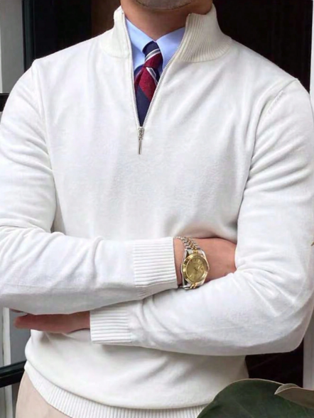 Suéter masculino de manga comprida raglan com gola alta, modelagem solta e zíper frontal até a metade.