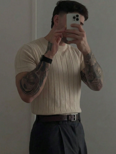 Suéter masculino de malha canelada com gola redonda e manga curta, ideal para primavera/verão.