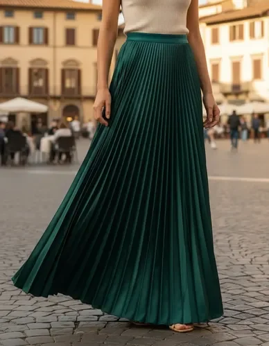 Saia plissada SIZE S/M de cetim verde da Lauren Ralph Lauren apresenta um acabamento acetinado brilhante e um design midi fluido