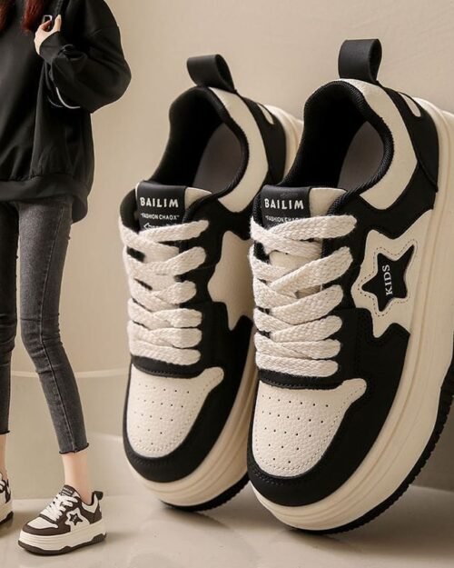 Tênis plataforma branco versátil, tênis feminino exclusivo com estampa original de estrelas, novo modelo esportivo casual para actividades diárias, lançamento de inverno de 2025.