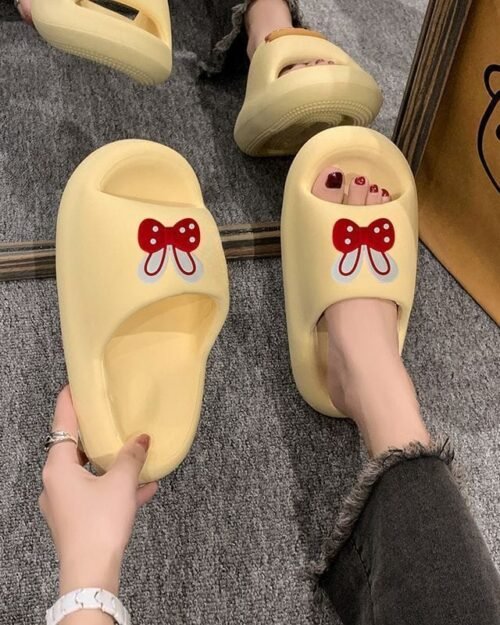 Pantufas de EVA com estampa de ursinhos fofos para o verão, adequadas para uso em casa e ao ar livre, antiderrapantes e resistentes ao desgaste, com sola macia para ambientes internos.