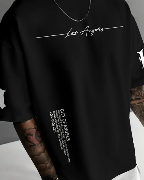 Camiseta masculina da coleção verão 2025, modelo casual e estiloso para atividades ao ar livre, com estampa de letras que afina a silhueta.