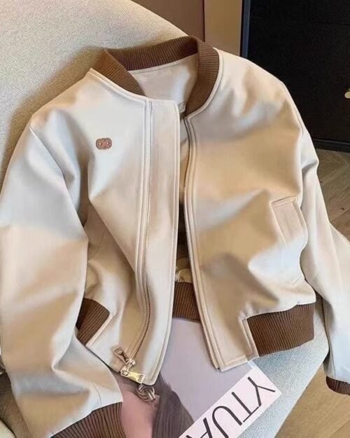 Jaqueta estilo beisebol americano, modelo curto casual com blocos de cores, ideal para mulheres de estatura baixa e perfeita para a primavera e o outono.
