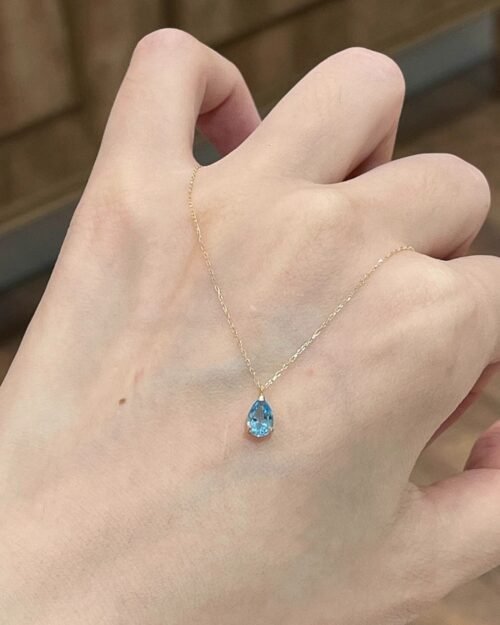 Colar feminino com pingente em formato de mini gota azul, um novo modelo campeão de vendas em 2025, que apresenta um design sofisticado para a clavícula e um toque de luxo.