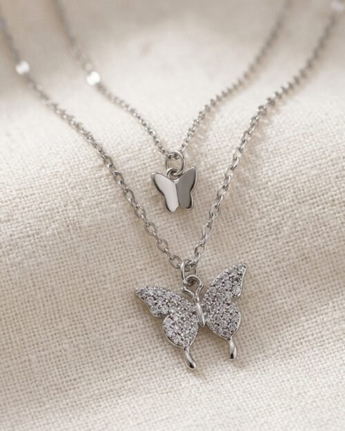 Novo colar feminino inoxidável pratada de duas camadas com pendente de borboleta cravejado de diamantes brilhantes, design simples, estilo único, corrente para clavícula moderna e elegante.