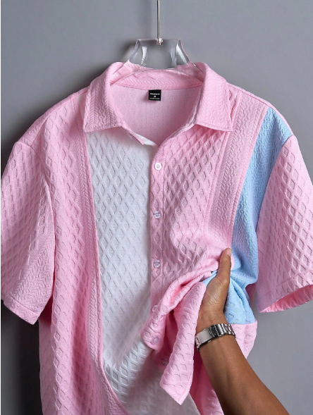 Camisa Manfinity CasualCool para homem com patchwork em cores contrastantes, fecho frontal com botões e manga curta. Estilo bloco de cores.