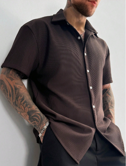 Camisa masculina vintage de malha canelada, manga curta, gola polo, cor marrom lisa com textura, ideal para férias de verão, uso casual e no escritório. Um excelente presente de Natal e Ano Novo para o pai ou marido.