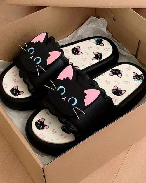 Sandálias femininas de sola macia, estilo verão para atividades ao ar livre, estampa fofa de gatinho preto (novidade 2026), sola grossa antiderrapante, chinelos para usar em casa.