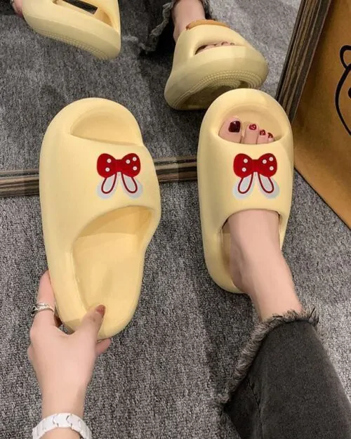 Pantufas de EVA com estampa de ursinhos fofos para o verão, adequadas para uso em casa e ao ar livre, antiderrapantes e resistentes ao desgaste, com sola macia para ambientes internos.