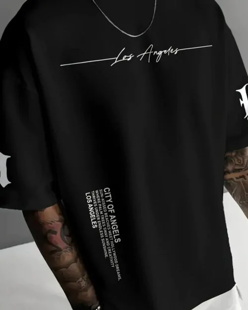 Camiseta masculina da coleção verão 2025, modelo casual e estiloso para atividades ao ar livre, com estampa de letras que afina a silhueta.