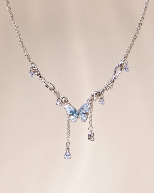 Colar feminino com pingente de borboleta e pedrinhas,flor, estrela um modelo super delicado e moderno, estilo Merrad Star, perfeito para usar na clavícula. Uma corrente elegante e etérea para o pescoço.